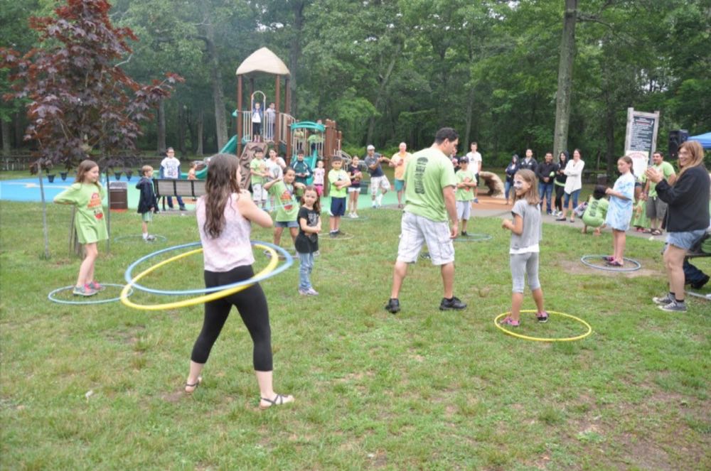 Families playing games at the Nicolia family picnic
